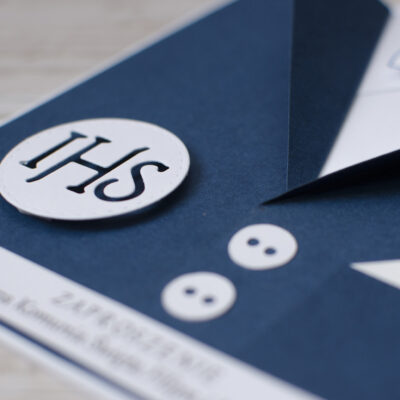 Elementy takie jak: muszka i hostia zostały podniesione na dystansach, dzięki czemu praca zyskała przestrzenność.