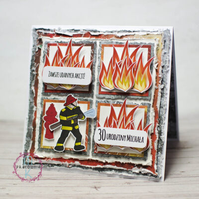 kartka dla strażaka w odcieniach szaro pomarańczowo-czerwonych. Kartka składa się z 4 okienek gdzie w każdej znajdują się grafiki ognia. Dodatkowo w górnej prawym okienku jest napis "Zawsze udanych akcji. W dolnym lewym okienku jest hydrat ze strażakiem a a w prawym dolnym imię +wiek solenizanta