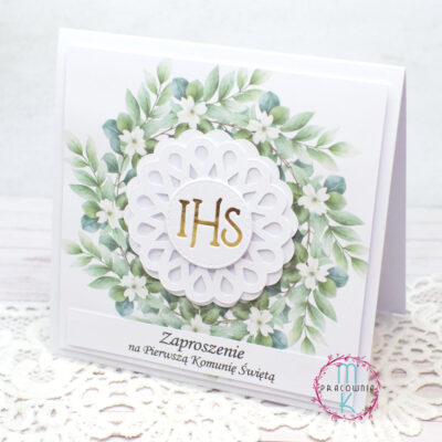 zaproszenie na komunie świętą z wiankiem kwiatów, a na środku w ramce IHS.