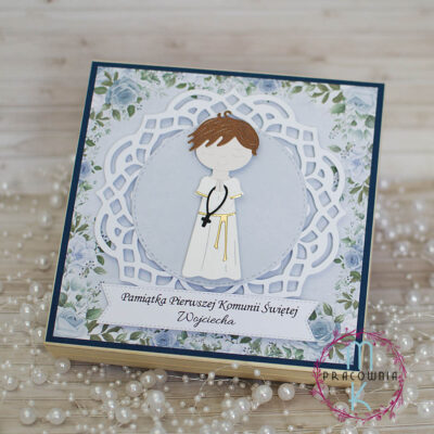 pamiątka w drewnianym pudełku na komunię
