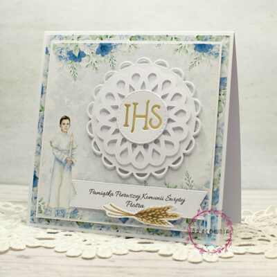 Pamiątka komunijna kwadratowa. Z lewej strony znajduje się postać komunijna chłopca a po prawej stronie napis IHS w okrągłej ozdobnej ramce. Pod ramką znajduje się napis: Pamiątka Pierwszej Komunii Świętej imię dziecka