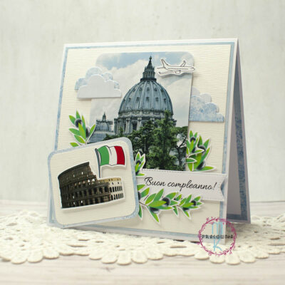 kartka z motywem Rzymu. W centralnej części fotografia bazyliki, z lewej stronie kartki fotografia koloseum z flagą Włoch. U góry z prawej strony mały samolot