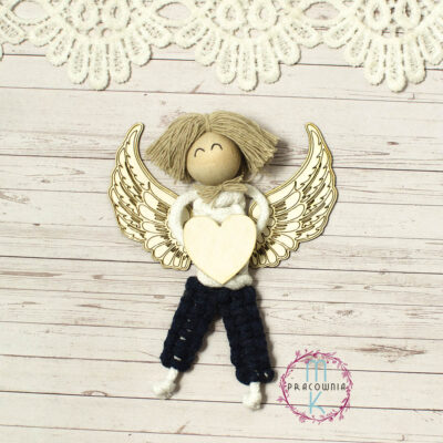 anioł z makramy ze skrzydłami