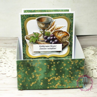 pudełko kaskadowe, w centrum znajduje się grafika kielicha eucharystycznego z chlebem i winogronem