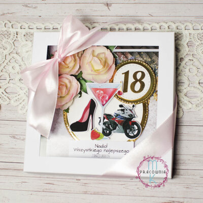 kartka w pudełku motor, szpilki i drink