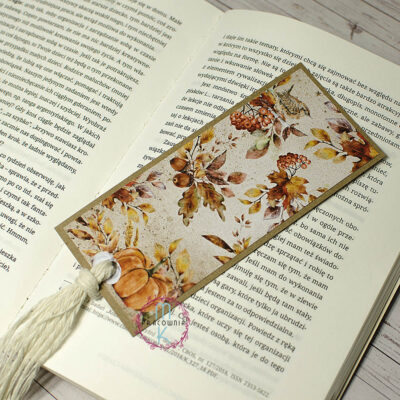 Prostokątna zakładka do książki gdzie na dole ma biały frędzel. Zakładka z grafiką jesiennych liści