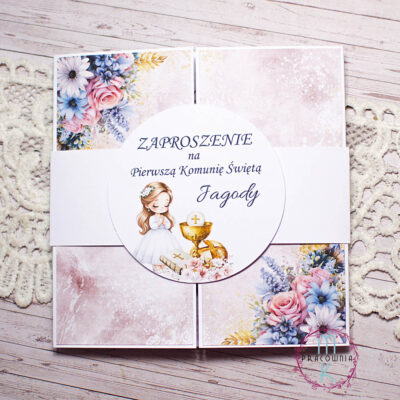 zaproszenia okiennica ze ściąganą papeerową opaską na której jest napis: Zaproszenie na Pierwszą Komunię Świętą + imię dziecka, pod spodem grafika z ze słotym kielichem i dziewczynką stojącą obok niego