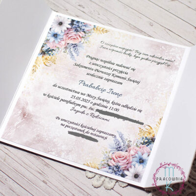 Treść w środku zaproszenia na komunię świętą jest uzgadniany indywidualnie