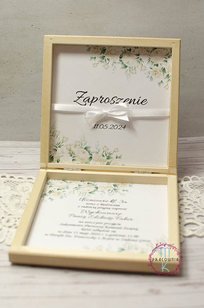 _DSC4610_www środek drewnianego pudełka, na górnej części napis zaproszenie + data i przewiązane białą delikatną wstążką, na dole pudełka treść zaproszenia