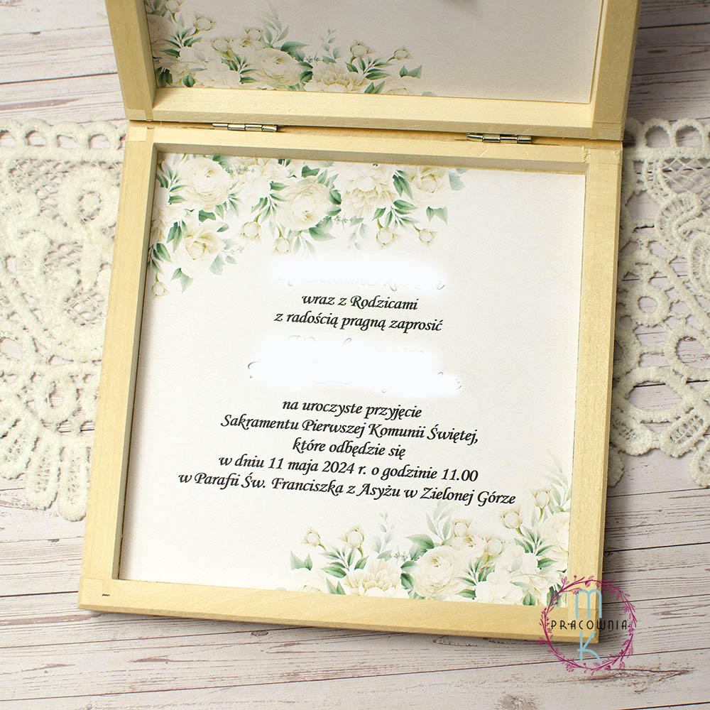 _DSC4614_www treść zaproszenia w środku drewnianego pudełka