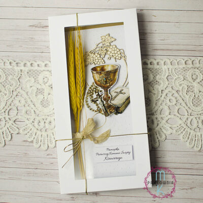 pamiątka komunijna w białym pudełku wielowarstwowa z kłosami, winogronem, książeczką, kielichem