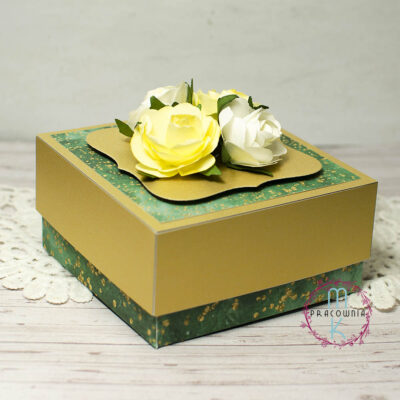 pudełko kaskadowe w odcieniach złota i zieleni. Na wieczku są żółto białe róże