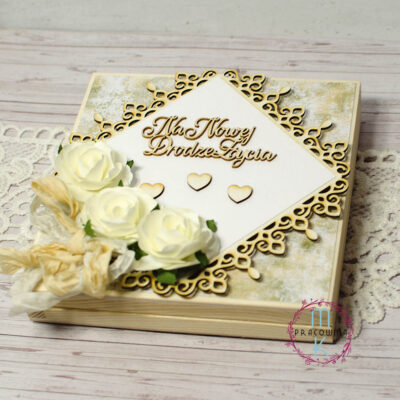 drewniane pudełko, na wieczku papierowe róże 3D i napis Na nowej srodze życia