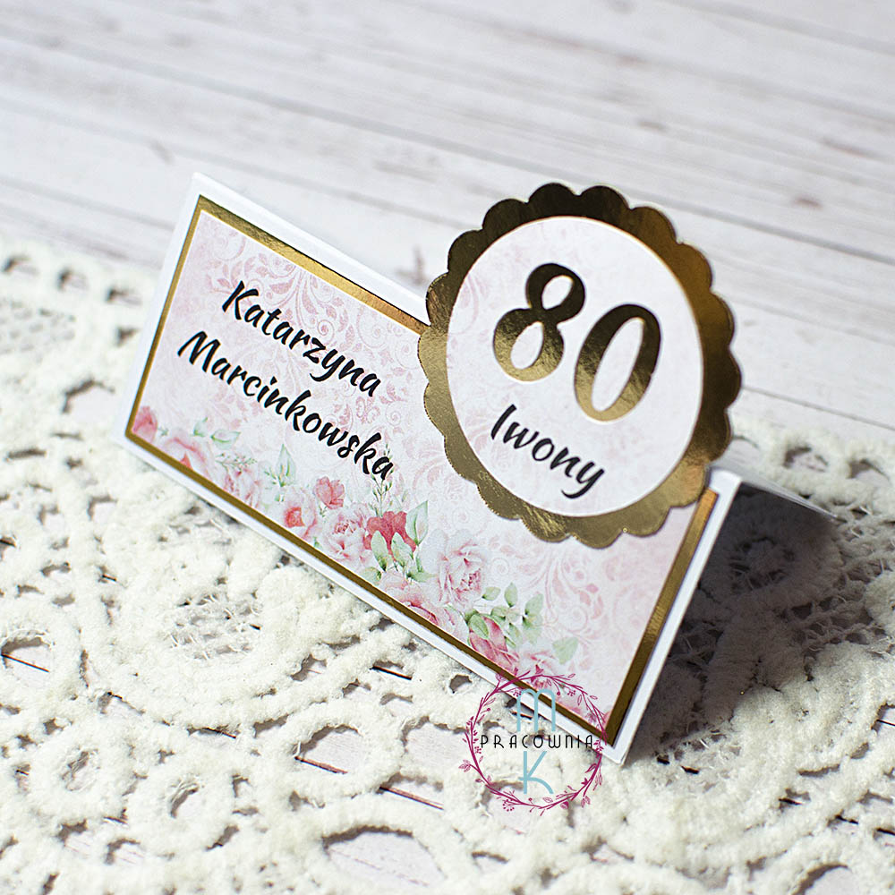 _DSC6453__2_www winietka na stół z wystającym elementem na którym jest wycięty wiek solenizanta.