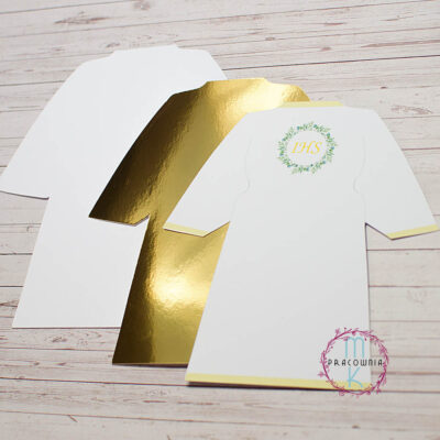 baza kartki w kształcie alby komunijnej + warstwa złotego papieru w kształcie alby + papier z nadrukiem z wiankiem z napisem w środku IHS