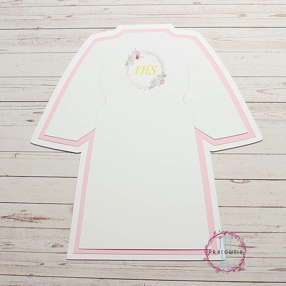 _DSC6530_www baza kartki z warstwami różową i różowym wiankiem na białej albie na środku jako grafiką