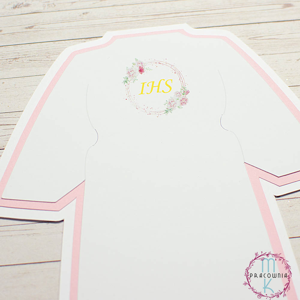 _DSC6531_www baza kartki z warstwami różową i różowym wiankiem na białej albie na środku jako grafiką