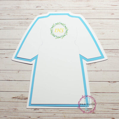 baza kartki z warstwami jasny niebieski i biała alba na której jest grafika zielonego wianku z napisem IHS