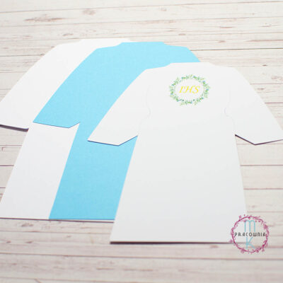 baza kartki z warstwami jasny niebieski i biała alba na której jest grafika zielonego wianku z napisem IHS