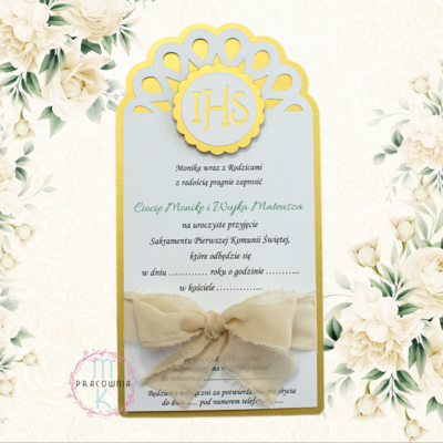 zaproszenie jednokartkowe z beżową szyfonową wstążką na komunie