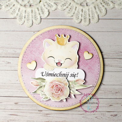 magnes ze sklejki i ozdobnego papieru z kotkiem i napisem Uśmiechnij się