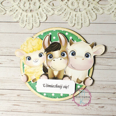 magnes ze sklejki i ozdobnego papieru ze słodkimi zwierzątkami z napisem Uśmiechnij się