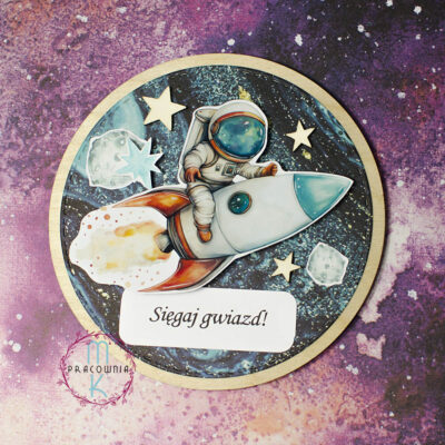 magnes ze sklejki i ozdobnego papieru z kosmosem