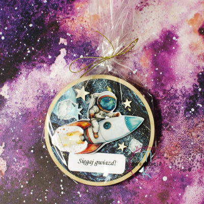 magnes ze sklejki i ozdobnego papieru z kosmosem. Zapakowane w celofan