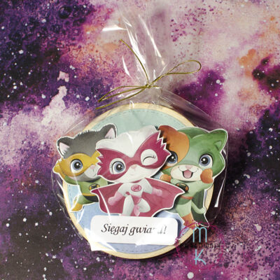 magnes ze sklejki i ozdobnego papieru z super bohaterami. Zapakowane w celofan