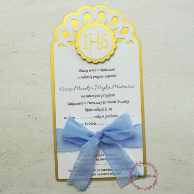 zaproszenie jednokartkowe z niebieską szyfonową wstążką na komunie
