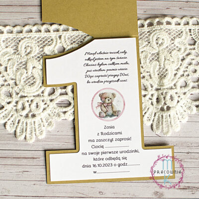 tresc zaproszenia w kształcie cyfry 1 w środku