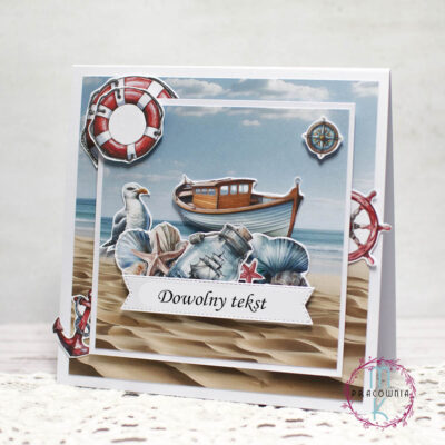 Kartka kwadratowa w środkowej jej części jest łódka, poniżej atrybuty morskie jak list w butelce, mewa, rozgwiazdy. Po tymi elementami mogę umieścić dowolny napis. W górnym lewym rogujest koło ratunkowe a w dolnym lewym czerwona kotwica