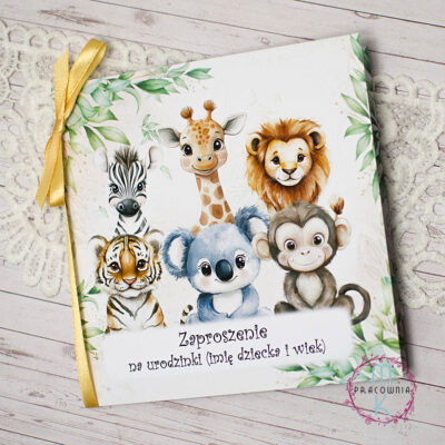 Zaproszenia kwadratowe przewiązane wstążką z lewej strony, Od góry lewej strony jest zebra, obok żyrafa, obok lew, poniżej od lewej tygrysek, koala, małpka, poniżej tekst Zaproszenie na urodziny imię dziecka i wiek