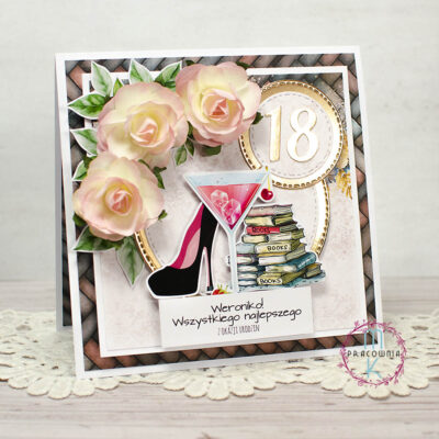 W prawym górnym rogu cyfra 18, w lewym górnym rogu przestrzenne róże. Na środku kartki kieliszek z drinkiem, po jego lewej stronie but na wysokim obcasie a po prawej stronie od drinka jest stos książek. Pod spodem obrazków napis Weroniko wszystkiego najlepszego z okazji urodzin