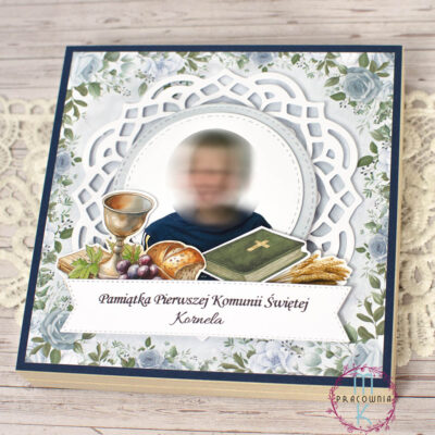 w Środkowej częście zdjęcie dziecka, pod spodem grafiki nawiązujące do komunii świętej jak chleb, kilich, książeczka do nabożeństwa, pod spodem napis Pamiątka Komunii Świętej imię dziecka.