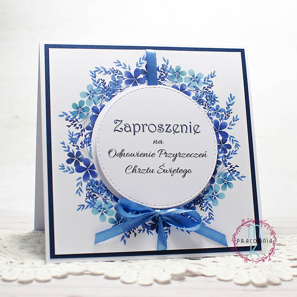 _DSC6800_www Zaproszenie kwadratowe, w środkowej częście napis Zaproszenie na Odnowienie Chrztu Świętego przewiązane niebieską wstążką
