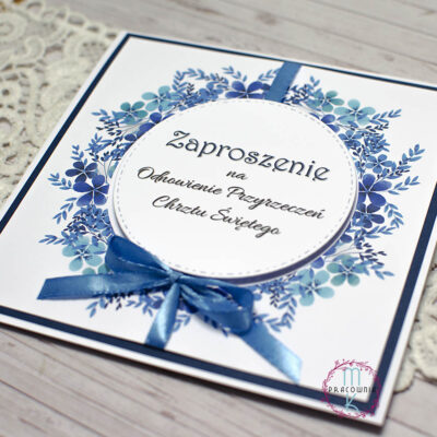 Zaproszenie kwadratowe, w środkowej częście napis Zaproszenie na Odnowienie Chrztu Świętego przewiązane niebieską wstążką