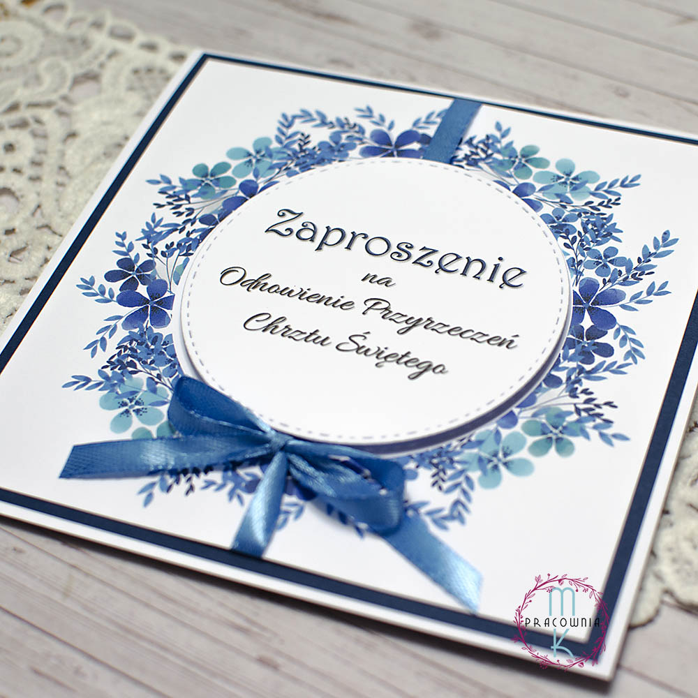 _DSC6804_www Zaproszenie kwadratowe, w środkowej częście napis Zaproszenie na Odnowienie Chrztu Świętego przewiązane niebieską wstążką
