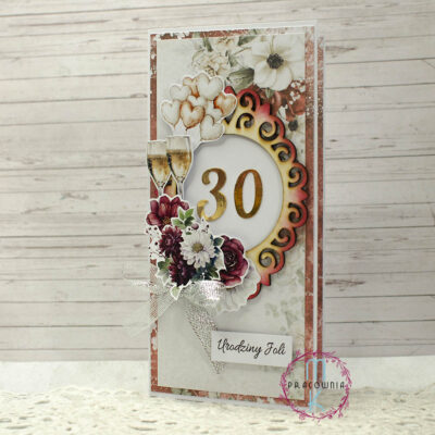 Podłużna kartka prostokątna w centalnej części ozdobna ramka a w niej liczba 30 ale może być dowolna liczba lat. Po lewej stronie ramki są kwiaty biało czerwone, koło nich kieliszek z szampanem a nad nim balony