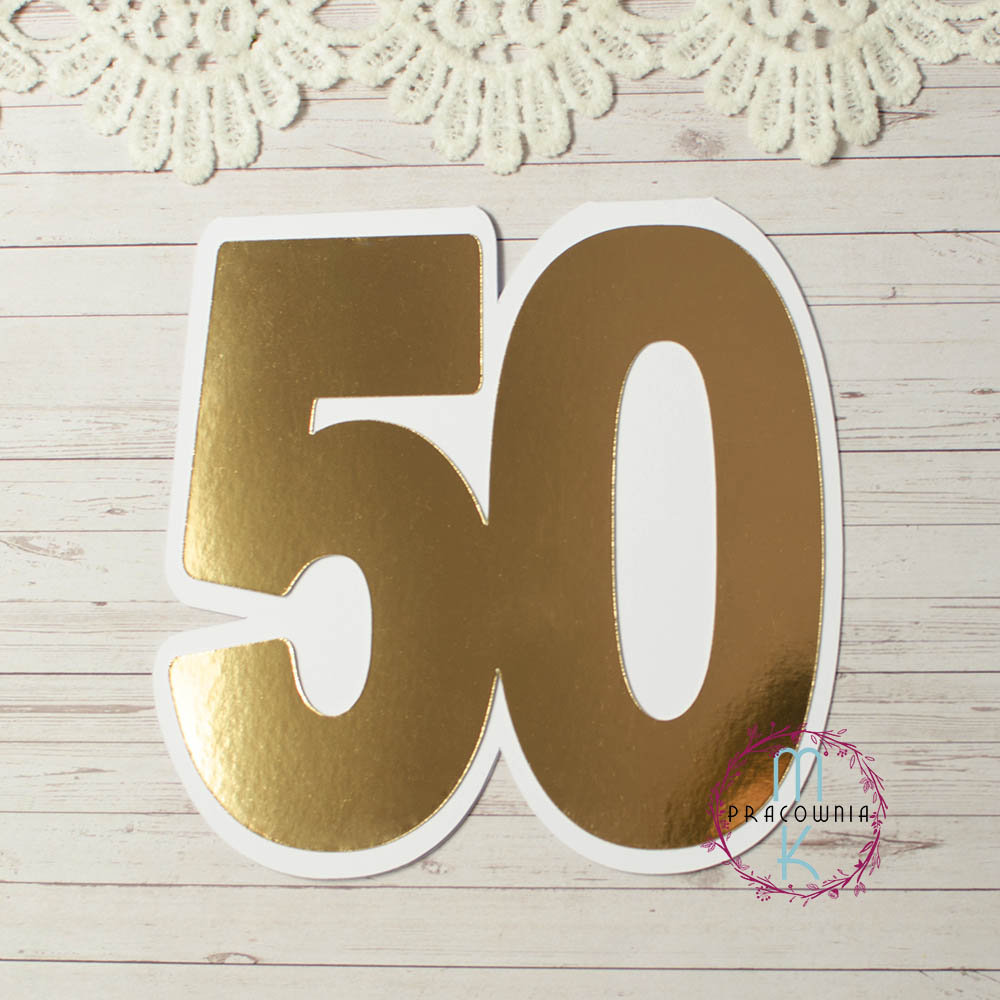 _DSC5194_www baza kartki biała otwierana w kształcie cyfry 50 a do tego warstwa z lustrzanego złota w kształcie cyfry 50