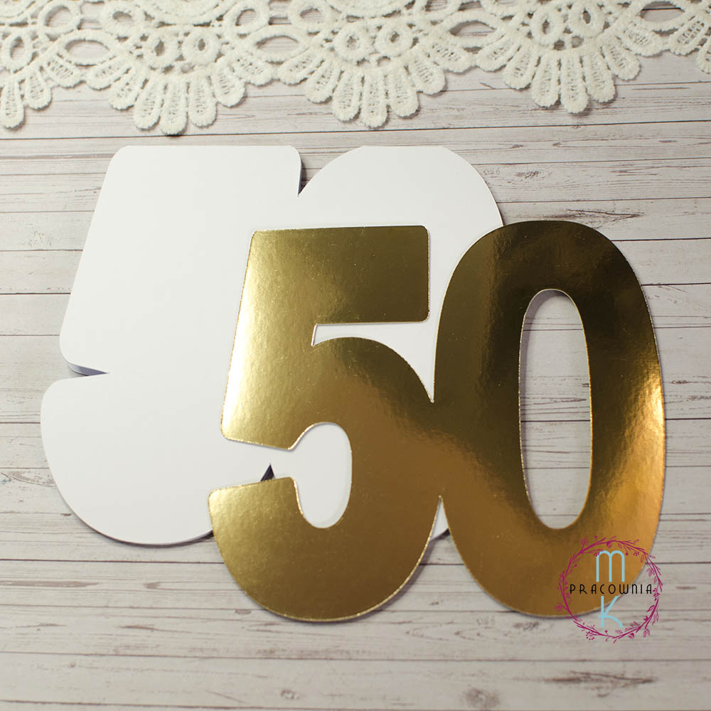 _DSC6953_www baza kartki biała otwierana w kształcie cyfry 50 a do tego warstwa z lustrzanego złota w kształcie cyfry 50