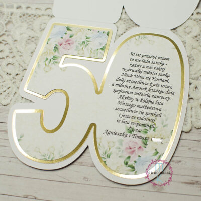 środek kartki w kształcie cyfry 50 z elementami złota lustrzanego i kwiatów