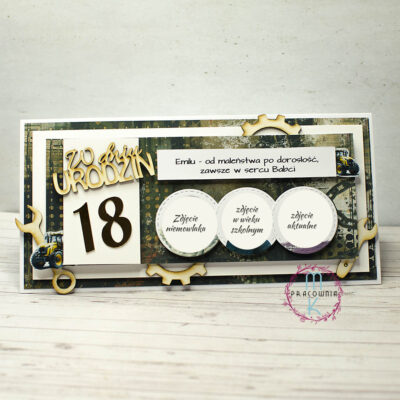 Kartka w pudełku a na kartce motyw trybików i samochodu. Kartka na której umieszczone są 3 zdjęcia solenizanta