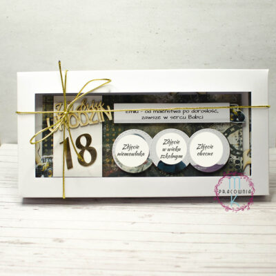 Kartka w pudełku a na kartce motyw trybików i samochodu. Kartka na której umieszczone są 3 zdjęcia solenizanta