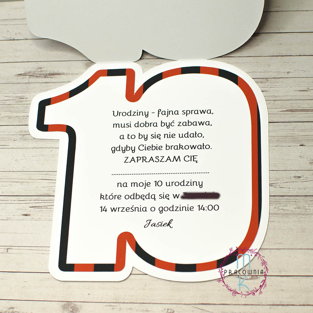 _DSC7051_www Środek zaproszenia w kształcie cyfry 10. Na środku znajduje się treść życzeń, która jest uzgadniana a wokół treści ramka w kolorach zaproszenia czyli czerwono czarne paski