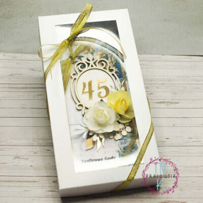 kartka na 45 rocznicę ślubu w pudełku z okienkiem i przewiązana złotą wstążką