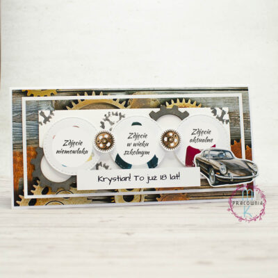 Kartka w pudełku a na kartce motyw trybików i samochodu. Kartka na której umieszczone są 3 zdjęcia solenizanta