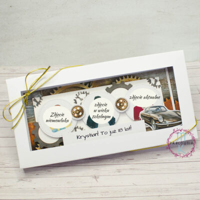Kartka w pudełku a na kartce motyw trybików i samochodu. Kartka na której umieszczone są 3 zdjęcia solenizanta