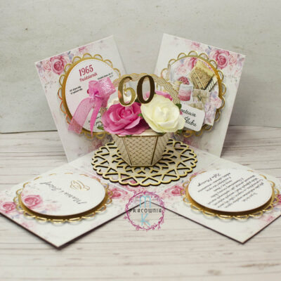 Otwarte pudełko 3D z koszem kwatów na środku i cyfrą 60