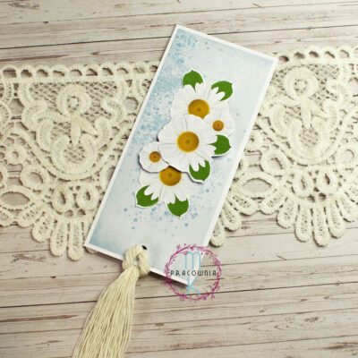 niebieska zakładka do książki z motywem margaretek z frędzlem